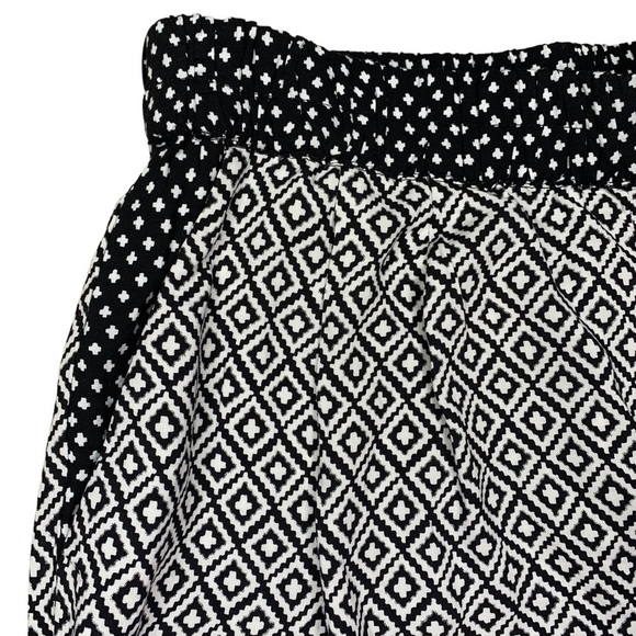 H&M Black And White Tribal Printed Stretch Pull on Viscose Shorts Casual Size 12 - Picture 5 of 7